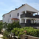 Hajl קרק